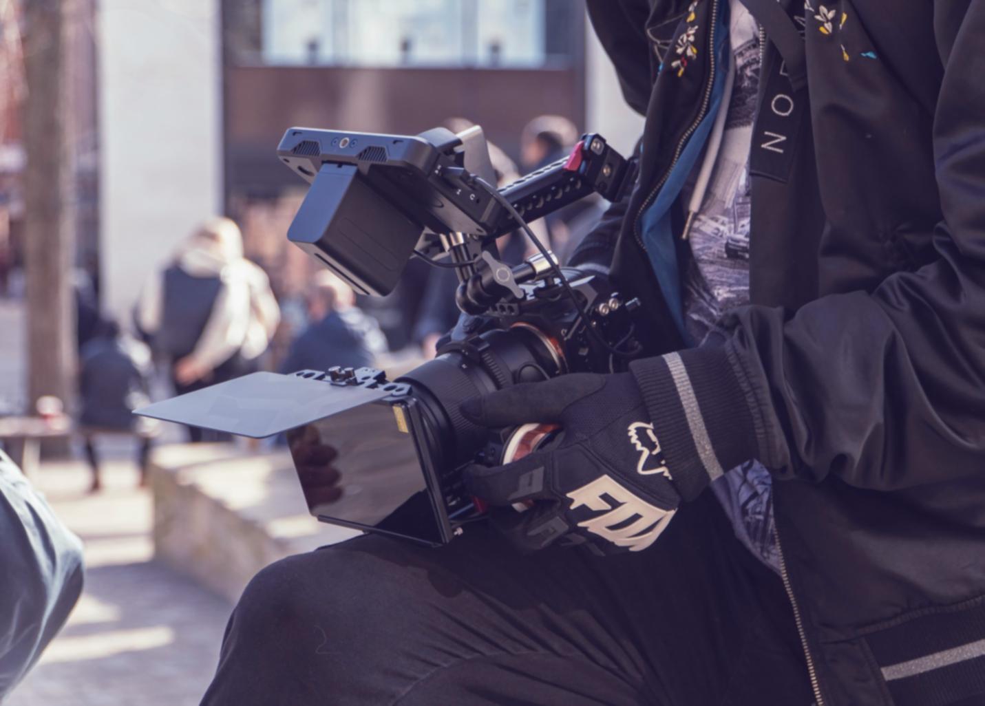 Widok platformy z aktywnymi dyskusjami i projektami studentów