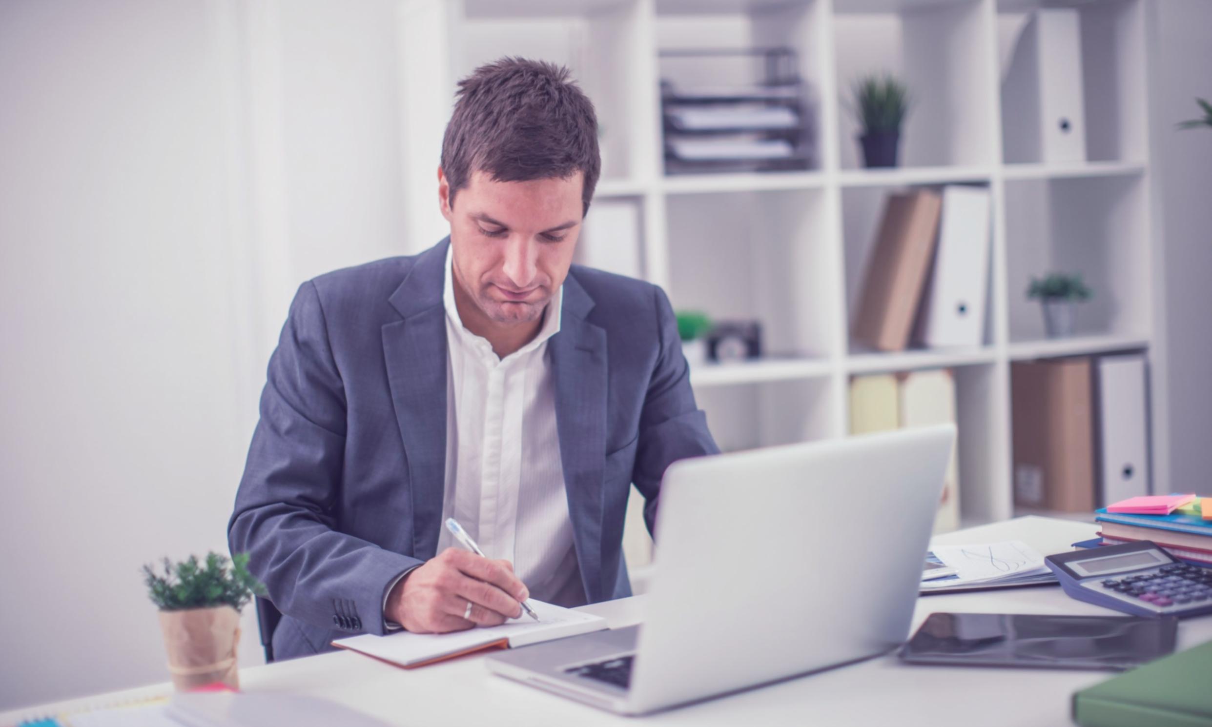 Warsztat montażu filmowego z zaawansowanym oprogramowaniem