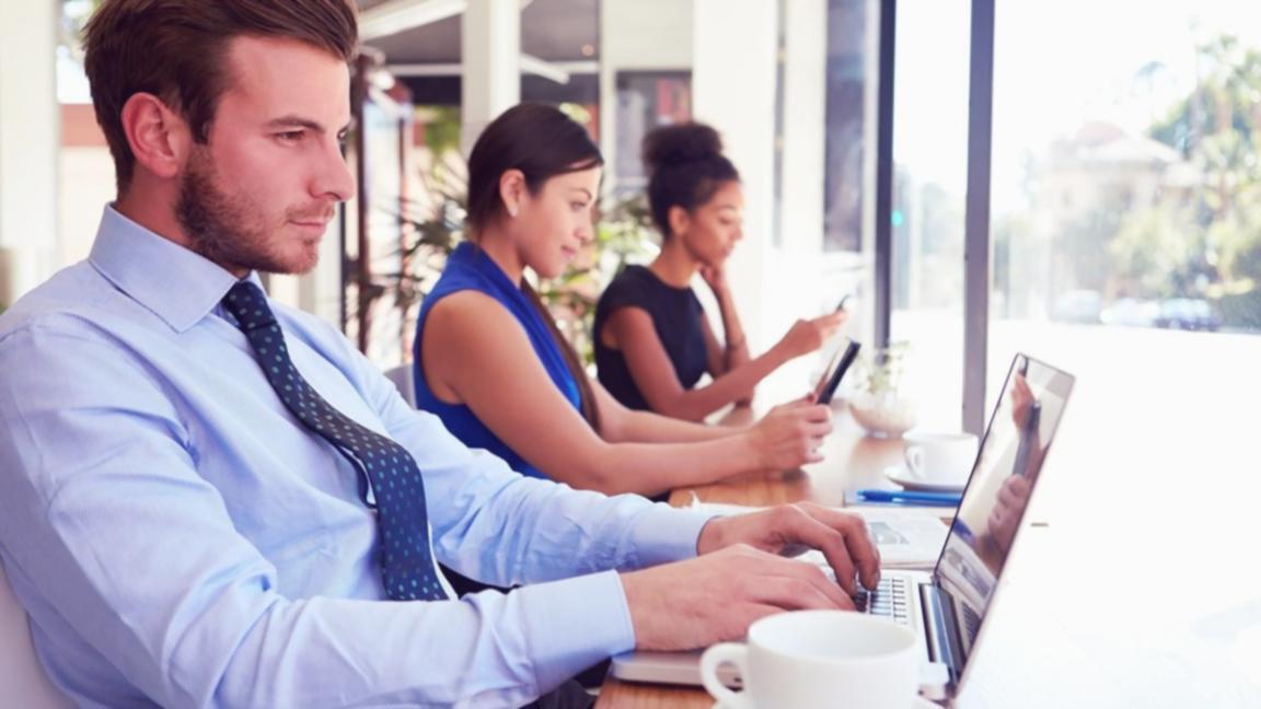 Elementy interfejsu programu montażowego z timelinami